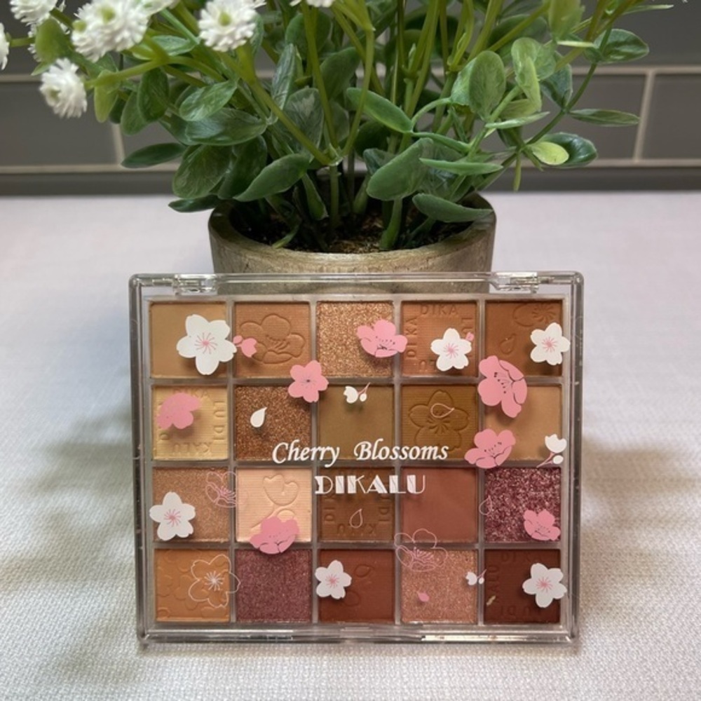 🌸NWT Dikalu 20 Color Eyeshadow Palette in Cherry Blossom